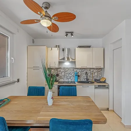Cozy Two Bedroom Rose With Terrace Apartment