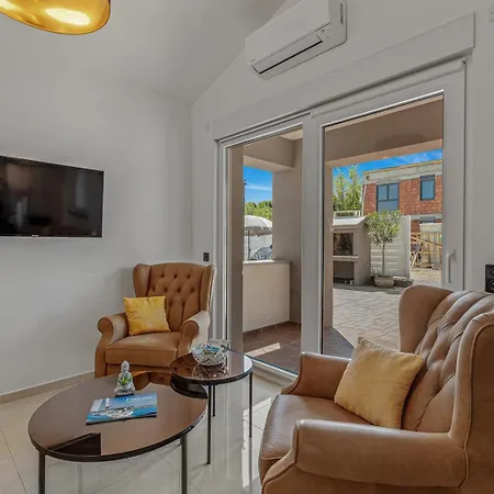 Apartment Cozy Two Bedroom Rose With Terrace Funtana