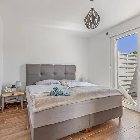 Cozy Two Bedroom Rose With Terrace *