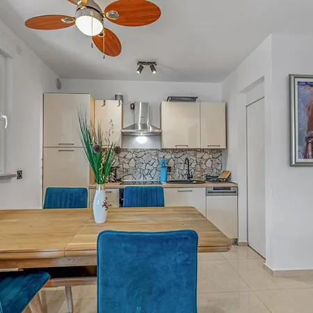 Cozy Two Bedroom Rose With Terrace Funtana