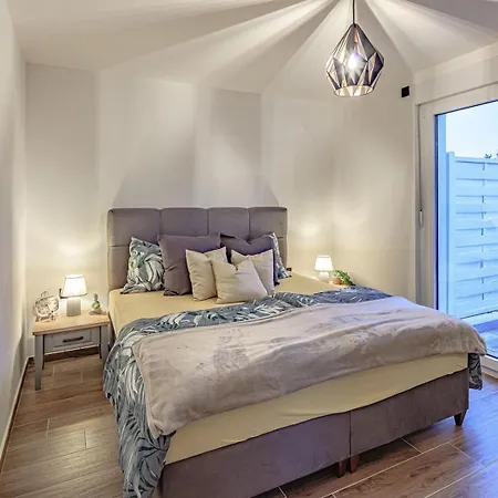 Cozy Two Bedroom Rose With Terrace