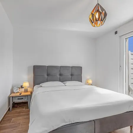 Apartment Cozy Two Bedroom Rose With Terrace
