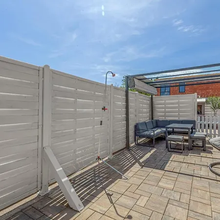 Cozy Two Bedroom Rose With Terrace Apartment *