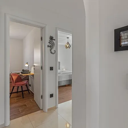 Cozy Two Bedroom Rose With Terrace Apartment Funtana