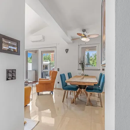 Apartment Cozy Two Bedroom Rose With Terrace Funtana