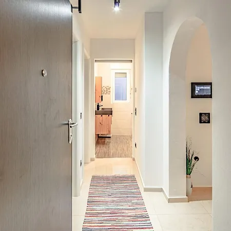 Cozy Two Bedroom Rose With Terrace *