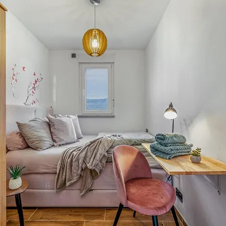 Cozy Two Bedroom Rose With Terrace